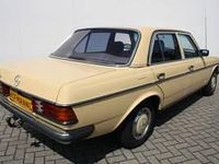 Usata Mercedes 200 60 CV (44 kW) 1981 Giallo Berlina