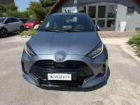 Nuova Toyota Yaris Hybrid Premium 92 CV (67 kW) 2026 Celestite grey Berlina