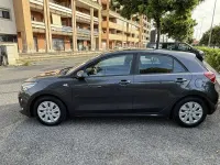 Usado Kia Rio 82 CV (60 kW) 2018 Gris Berlina