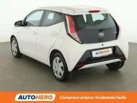 Begagnad Toyota Aygo X-play 70 HK (51 kW) 2016 Vit Halvkombi