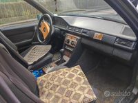 Usata Mercedes E200 109 CV (80 kW) 1990 Grigio Berlina