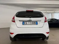 Usata Ford Fiesta 96 CV (70 kW) 2010 Bianco Berlina