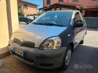Usata Toyota Yaris 65 CV (47 kW) 2004 Grigio Berlina