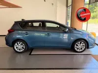 Usata Toyota Auris Hybrid Active 99 CV (72 kW) 2016 Blu/azzurro Berlina