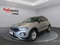 Usata VW T-Roc Life 204 CV (150 kW) 2022 Grigio chiaro e nero SUV