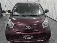 Käytetty Toyota iQ Sol 68 HP (50 kW) 2010 Punainen Viistoperä