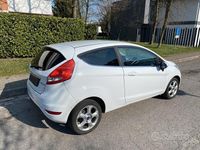 Usata Ford Fiesta Titanium 82 CV (60 kW) 2012 Bianco Utilitaria
