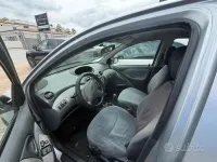 Usata Toyota Yaris 68 CV (50 kW) 1999 Grigio Utilitaria