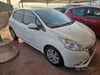 Usata Peugeot 208 Access 68 CV (50 kW) 2013 Bianco Utilitaria