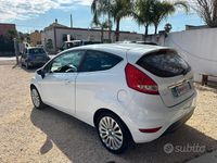 Usata Ford Fiesta Titanium 82 CV (60 kW) 2009 Bianco Utilitaria