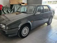 Usata Alfa Romeo 75 148 CV (108 kW) 1988 Grigio Berlina