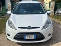 Usata Ford Fiesta Titanium 82 CV (60 kW) 2010 Bianco Utilitaria