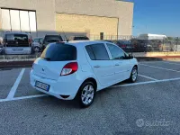 Usado Renault Clio II 75 CV (55 kW) 2011 Blanco Berlina