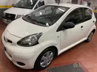 Second-hand Toyota Aygo Connect Style 68 CP (50 kW) 2011 Alb Hatchback