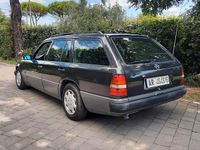 Usata Mercedes 200 Sportline 135 CV (99 kW) 1993 Nero Station wagon