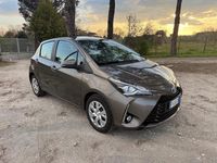 Usata Toyota Yaris Hybrid Active 73 CV (53 kW) 2019 Marrone Berlina