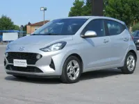 Usata Hyundai i10 67 CV (49 kW) 2023 Shimmering silver Utilitaria