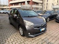 Usata Toyota Verso-S Active 99 CV (72 kW) 2011 Grigio Monovolume