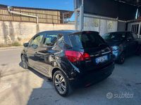 Usata Kia Venga 90 CV (66 kW) 2015 Nero Utilitaria