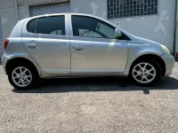 Usata Toyota Yaris 65 CV (47 kW) 2005 Argento Berlina