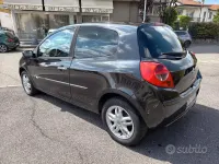 Usado Renault Clio II LE 75 CV (55 kW) 2008 Negro Berlina
