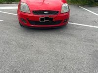 Begagnad Ford Fiesta Ghia 90 HK (66 kW) 2008 Röd Halvkombi