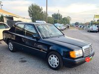Usata Mercedes E200 122 CV (89 kW) 1991 Blu Berlina