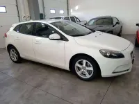 Usata Volvo V40 Kinetic 150 CV (110 kW) 2015 Bianco Berlina