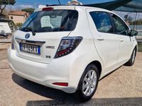 Usata Toyota Yaris Hybrid Lounge 74 CV (54 kW) 2014 Bianco Berlina