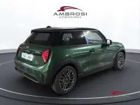 Nuova Mini Cooper Favoured 155 kW (211 CV) 2025 Verde Utilitaria