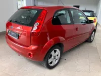 Usata Ford Fiesta Titanium 75 CV (55 kW) 2008 Rosso Utilitaria