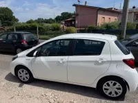 Usata Toyota Yaris Hybrid Active 73 CV (53 kW) 2016 Bianco Berlina