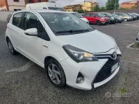Usata Toyota Yaris Hybrid 73 CV (53 kW) 2016 Bianco Berlina