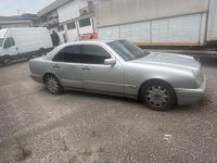 Usata Mercedes E200 136 CV (100 kW) 1999 Grigio Berlina