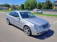 Usata Mercedes E240 AMG 177 CV (130 kW) 2002 Argento Berlina