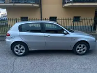 Usata Alfa Romeo 147 120 CV (88 kW) 2006 Grigio Utilitaria