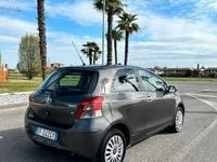 Usata Toyota Yaris Sol 69 CV (50 kW) 2010 Grigio Utilitaria