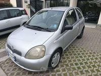 Usata Toyota Yaris Sol 68 CV (50 kW) 2001 Argento Berlina