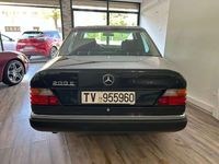 Usata Mercedes E200 122 CV (89 kW) 1992 Nero Berlina