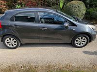 Usado Kia Rio Active 75 HP (55 kW) 2014 Cinzento Sedan