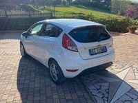 Usata Ford Fiesta 75 CV (55 kW) 2015 Bianco Utilitaria