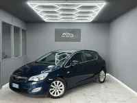 Usata Opel Astra Cosmo 110 CV (80 kW) 2013 Blu/azzurro Berlina