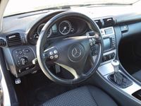 Usata Mercedes C220 Avantgarde 150 CV (110 kW) 2005 Argento metallizzato Berlina