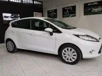 Usata Ford Fiesta 70 CV (51 kW) 2012 Bianco Berlina