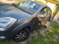 Usata Ford Fiesta 68 CV (50 kW) 2002 Grigio Utilitaria