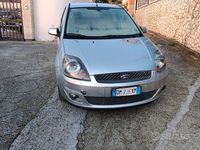 Usata Ford Fiesta Ghia 67 CV (49 kW) 2007 Grigio Berlina