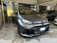 Usata Toyota Yaris 280 CV (205 kW) 2024 Grigio Utilitaria