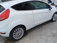 Usata Ford Fiesta 68 CV (50 kW) 2009 Bianco Berlina