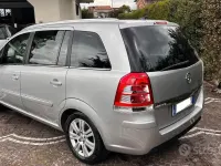 Usata Opel Zafira Cosmo 125 CV (91 kW) 2011 Argento Monovolume