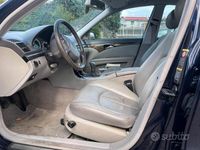 Usata Mercedes E220 150 CV (110 kW) 2003 Blu Berlina